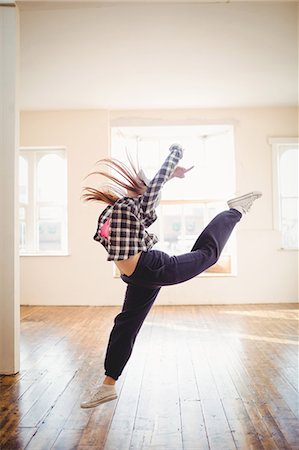 Young woman practising hip hop dance in studio Foto de stock - Sin royalties Premium, Código: 6109-08802650