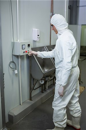 simsearch:693-06324870,k - Technician operating machine at meat factory Stock Photo - Premium Royalty-Free, Code: 6109-08802911