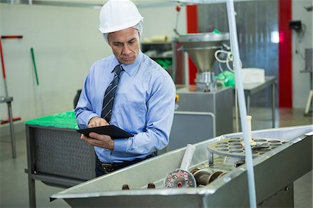 simsearch:6109-08802884,k - Technician inspecting while using digital tablet at meat factory Photographie de stock - Premium Libres de Droits, Code: 6109-08803005