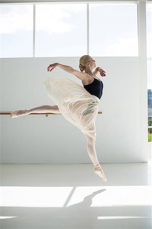 Ballerina practicing a ballet dance in ballet studio Foto de stock - Sin royalties Premium, Código: 6109-08803031