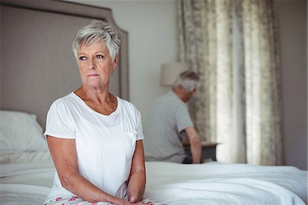 Worried and thoughtful senior woman sitting in bed room Photographie de stock - Premium Libres de Droits, Code: 6109-08803170