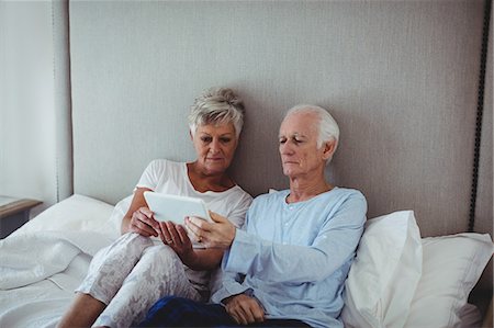 simsearch:614-08119707,k - Senior couple using digital tablet on bed in bed room Photographie de stock - Premium Libres de Droits, Code: 6109-08803193
