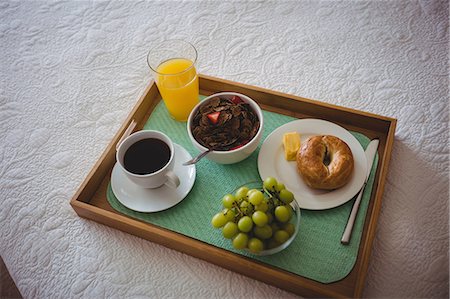 simsearch:632-05760087,k - Close-up of breakfast tray on bed in bedroom at home Foto de stock - Sin royalties Premium, Código: 6109-08803139
