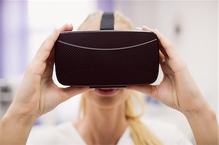 simsearch:6109-08804109,k - Female doctor wearing virtual reality headset in clinic Fotografie stock - Premium Royalty-Free, Codice: 6109-08803856
