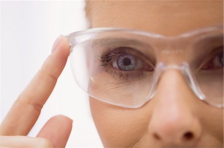 eye laser beam - Close up of female doctor wearing protective glasses in clinic Foto de stock - Sin royalties Premium, Código: 6109-08803859