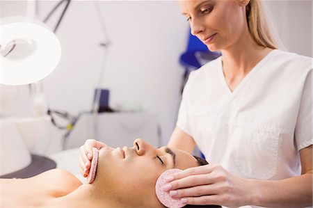 simsearch:614-06442320,k - Male patient receiving massage from doctor in clinic Stock Photo - Premium Royalty-Free, Code: 6109-08803820