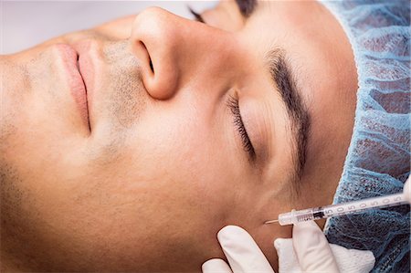 simsearch:6109-08804025,k - Man receiving botox injection on his face at clinic Foto de stock - Sin royalties Premium, Código: 6109-08803828