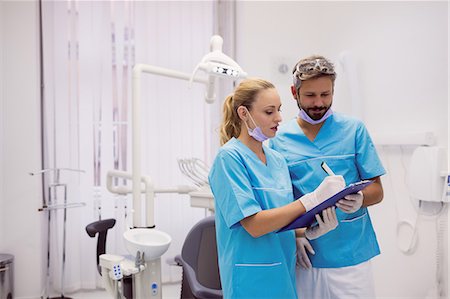 simsearch:649-07119238,k - Dentists interacting with each other at dental clinic Foto de stock - Royalty Free Premium, Número: 6109-08803966