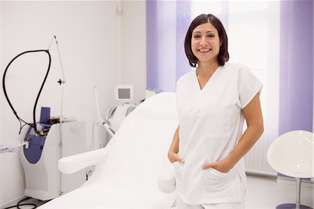 Portrait of dermatologist standing with hands in pockets in clinic Foto de stock - Sin royalties Premium, Código: 6109-08803996