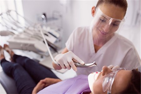 simsearch:6109-08700876,k - Dentist examining female patient in clinic Foto de stock - Royalty Free Premium, Número: 6109-08803905