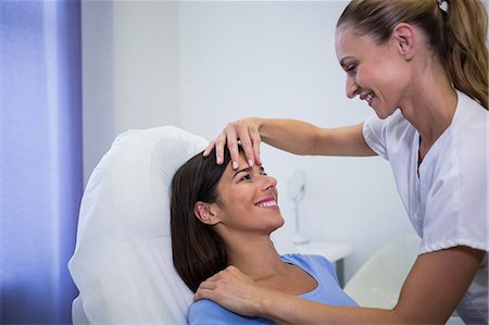 diagnostique - Doctor examining female patients face for cosmetic treatment at clinic Foto de stock - Sin royalties Premium, Código: 6109-08804092