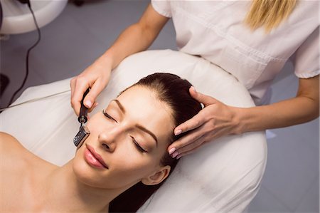 simsearch:6109-08804025,k - Dermatologist performing laser hair removal on patient face in clinic Foto de stock - Sin royalties Premium, Código: 6109-08804015