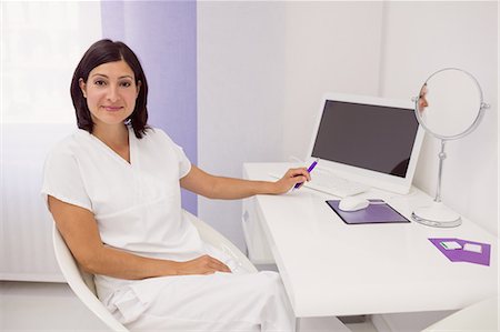 esthétique - Portrait of dermatologist at her desk in clinic Photographie de stock - Premium Libres de Droits, Code: 6109-08804034
