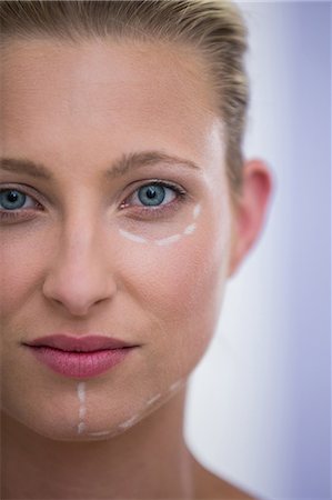 Close-up of woman with marks drawn for botox procedure Photographie de stock - Premium Libres de Droits, Code: 6109-08804167