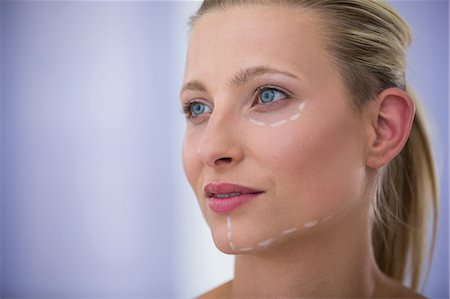 Close-up of woman with marks drawn for cosmetic treatment Photographie de stock - Premium Libres de Droits, Code: 6109-08804169