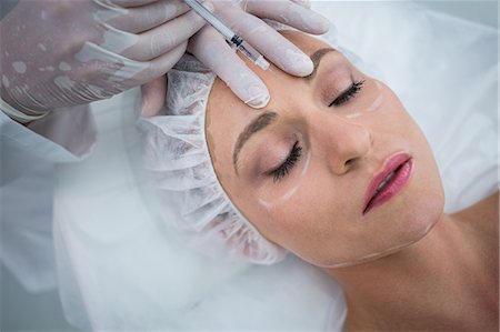 soin du visage - Woman receiving botox injection at clinic Photographie de stock - Premium Libres de Droits, Code: 6109-08804177