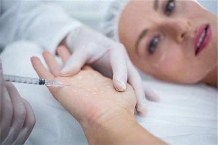 simsearch:6109-08804109,k - Close-up of doctor injecting woman on her palm Fotografie stock - Premium Royalty-Free, Codice: 6109-08804180
