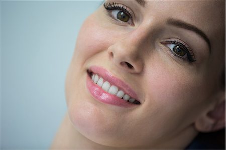 simsearch:6109-08700876,k - Close-up of beautiful woman at dental clinic Foto de stock - Royalty Free Premium, Número: 6109-08804192