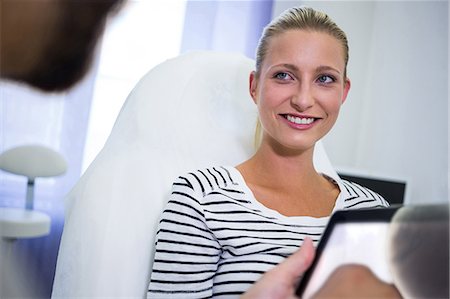 simsearch:6109-08803890,k - Female patient smiling while looking at doctor in clinic Stockbilder - Premium RF Lizenzfrei, Bildnummer: 6109-08804108