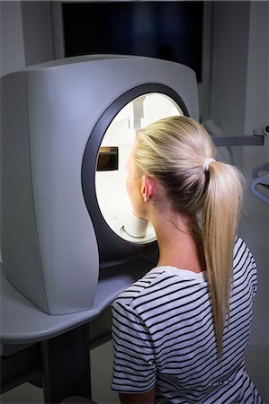 Woman receiving aesthetic laser scan in clinic Fotografie stock - Premium Royalty-Free, Codice: 6109-08804109