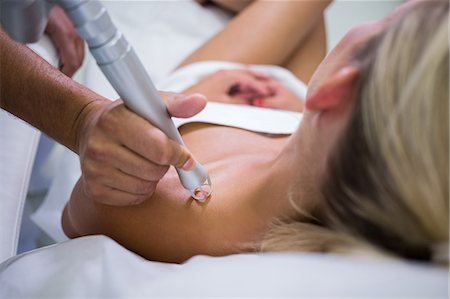 esthétique - Dermatologist removing mole from womans shoulder with medical laser Photographie de stock - Premium Libres de Droits, Code: 6109-08804116