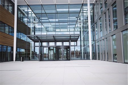 Entrance of a modern office building Stock Photo - Premium Royalty-Free, Code: 6109-08804274