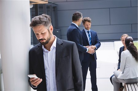 simsearch:400-07927298,k - Businessman using mobile phone outside office building Foto de stock - Royalty Free Premium, Número: 6109-08804224