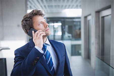 simsearch:6109-08804451,k - Businessman talking on mobile phone in office Stockbilder - Premium RF Lizenzfrei, Bildnummer: 6109-08804362