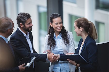 simsearch:6109-08804451,k - Group of businesspeople having a discussion near staircase in office Stockbilder - Premium RF Lizenzfrei, Bildnummer: 6109-08804432