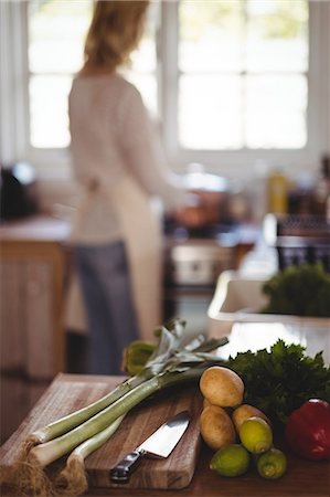 simsearch:6126-08635665,k - Fresh vegetables on kitchen worktop at home Fotografie stock - Premium Royalty-Free, Codice: 6109-08804621