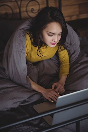 simsearch:6109-06194493,k - Woman lying on bed using laptop in bedroom at home Stockbilder - Premium RF Lizenzfrei, Bildnummer: 6109-08804764