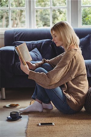 sabiduría - Beautiful woman reading book while having tea in living room at home Foto de stock - Sin royalties Premium, Código: 6109-08804708