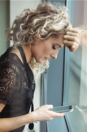 stress - Upset businesswoman using mobile phone Foto de stock - Sin royalties Premium, Código: 6109-08829578