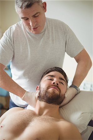 simsearch:6109-08829829,k - Physiotherapist examining neck of a patient Photographie de stock - Premium Libres de Droits, Code: 6109-08829780