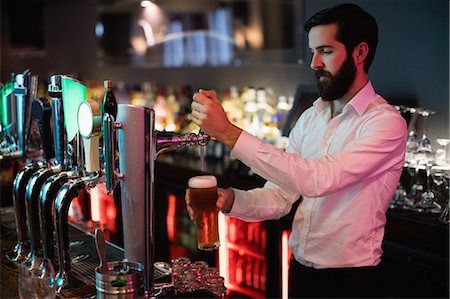 Bartender filling beer from bar pump Foto de stock - Sin royalties Premium, Código: 6109-08829852