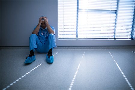 exasperado - Depressed surgeon leaning against wall Foto de stock - Sin royalties Premium, Código: 6109-08829989