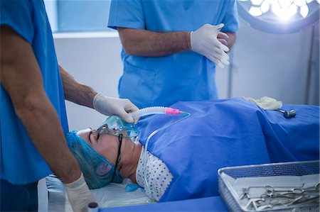 sauerstoffmaske - Group of surgeons performing operation in operation room Photographie de stock - Premium Libres de Droits, Code: 6109-08830003