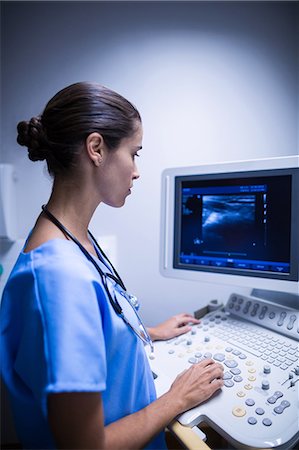 scanneur - Nurse using ultrasonic device Photographie de stock - Premium Libres de Droits, Code: 6109-08830018