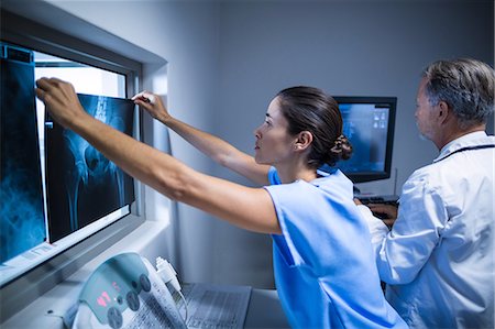 simsearch:6109-08537900,k - Nurse examining a x-ray Stockbilder - Premium RF Lizenzfrei, Bildnummer: 6109-08830020