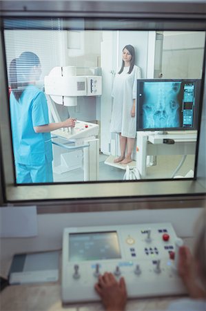 simsearch:6109-08720161,k - Female patient undergoing an x-ray test Photographie de stock - Premium Libres de Droits, Code: 6109-08830173