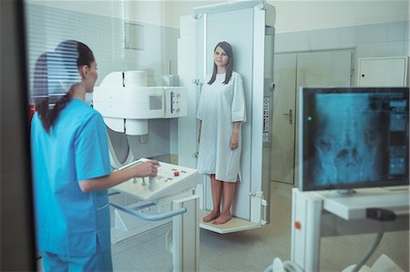 doctor with patient - Female patient undergoing an x-ray test Photographie de stock - Premium Libres de Droits, Code: 6109-08830174