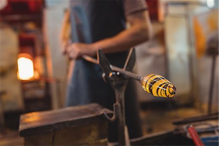 simsearch:632-08993642,k - Glassblower shaping a molten glass Foto de stock - Sin royalties Premium, Código: 6109-08830193