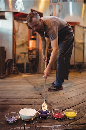 simsearch:649-03774808,k - Glassblower attaching colored glass to a piece of hot molten glass Stockbilder - Premium RF Lizenzfrei, Bildnummer: 6109-08830203