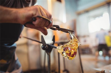 Glassblower shaping a molten glass Photographie de stock - Premium Libres de Droits, Code: 6109-08830207