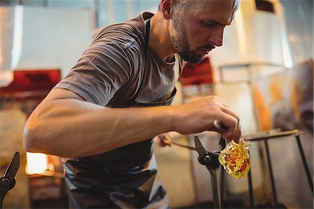 simsearch:6109-08830322,k - Glassblower shaping a molten glass Foto de stock - Sin royalties Premium, Código: 6109-08830209