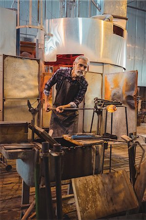 simsearch:6109-08830327,k - Glassblower shaping a molten glass Foto de stock - Royalty Free Premium, Número: 6109-08830305