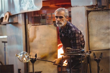 simsearch:6109-08830322,k - Glassblower shaping a molten glass Foto de stock - Sin royalties Premium, Código: 6109-08830322