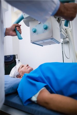 simsearch:632-03629633,k - Senior woman undergoing an x-ray test Fotografie stock - Premium Royalty-Free, Codice: 6109-08830454