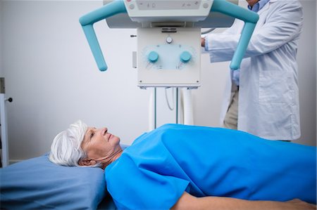 simsearch:6109-08720161,k - Senior woman undergoing an x-ray test Photographie de stock - Premium Libres de Droits, Code: 6109-08830455