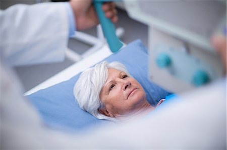 simsearch:6109-08803890,k - Senior woman undergoing an x-ray test Stockbilder - Premium RF Lizenzfrei, Bildnummer: 6109-08830459
